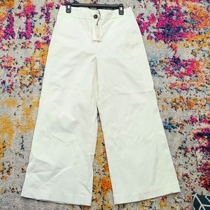 A loves a..  white wide-leg pants. 🤩